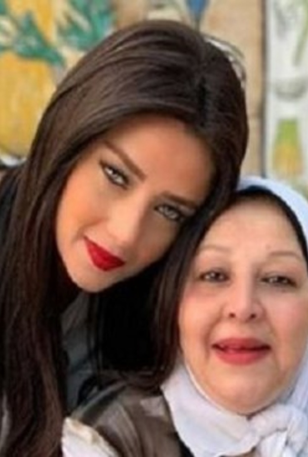 رضوى الشربيني ووالدتها