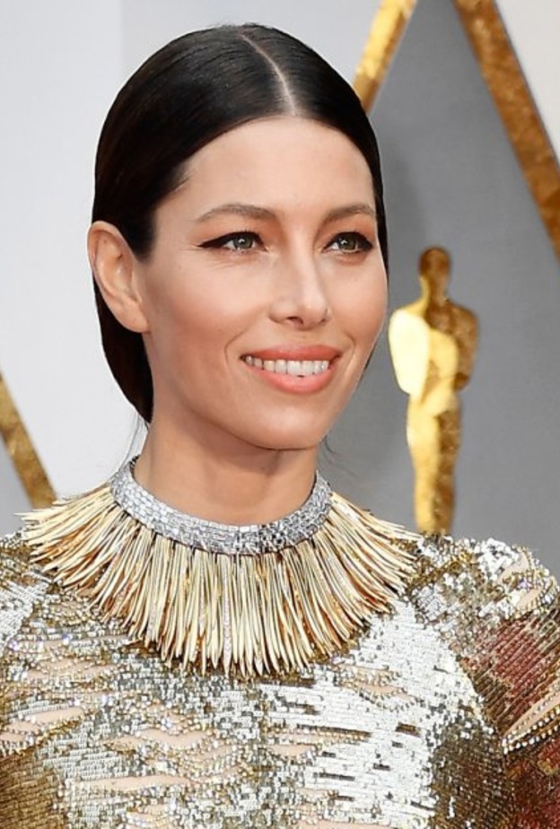  جيسيكا بيل راقية بقلادة تيفاني اند كو Tiffany & Co