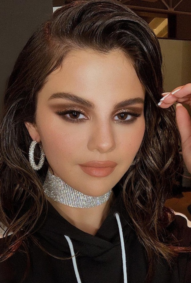 رسمات مكياج معدني صيحة موسم ربيع 2021 بأسلوب النجمات