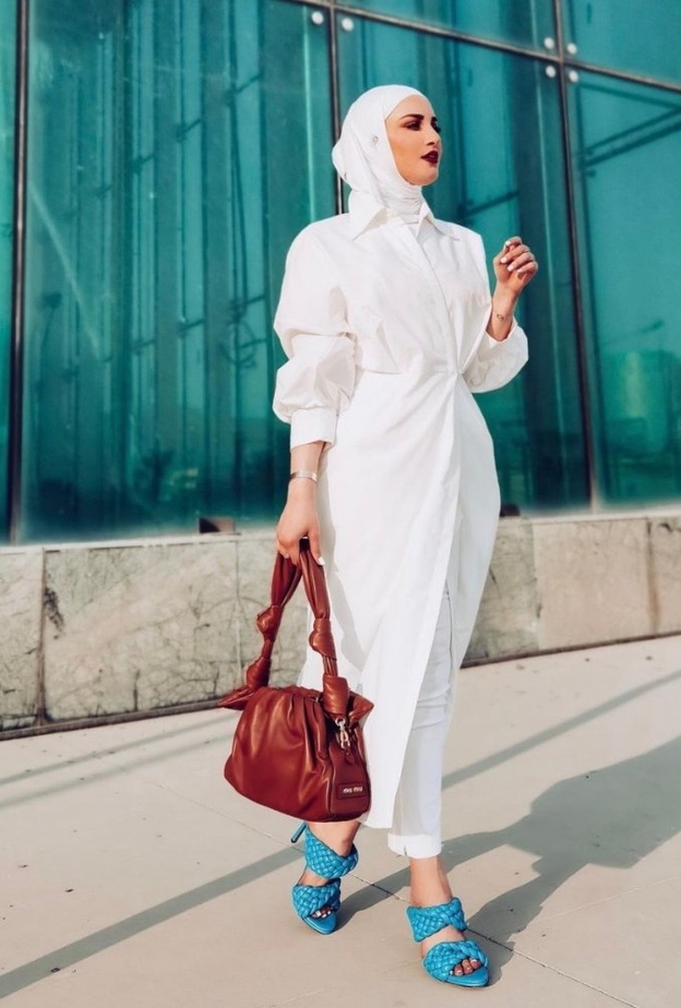 دلال الدوب في لوك شبابي باللون الابيض