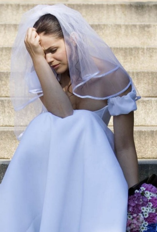 عروس مصدومة من إصرار حماتها على ارتداء فستان مشابه لفستان زفافها