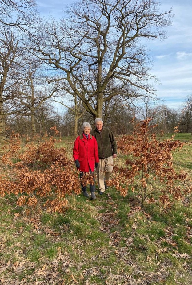 ابن عم ملكة بريطانيا وزوجته يشاركان في تحدي مشي 11 ألف خطوة