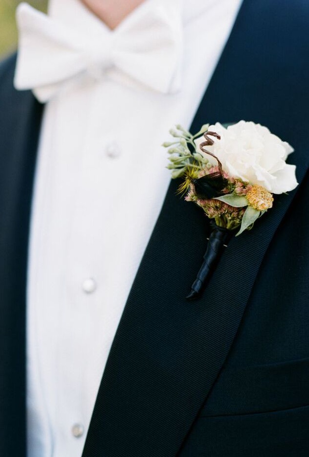  اكسسوارات لبدلة العريس من الورود الصغيرة