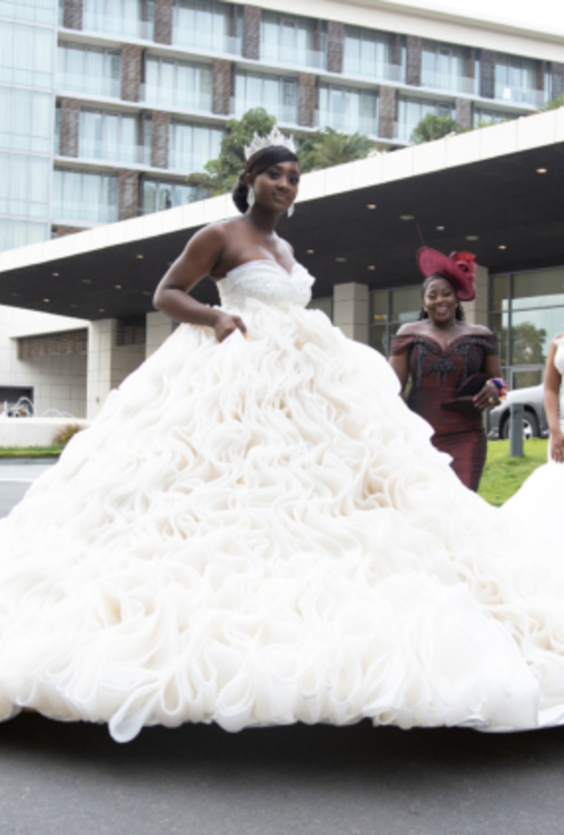  مصممة أزياء تستخدم 2000 ياردة من شعر الخيل 165 ياردة من قماش الأورغاندي