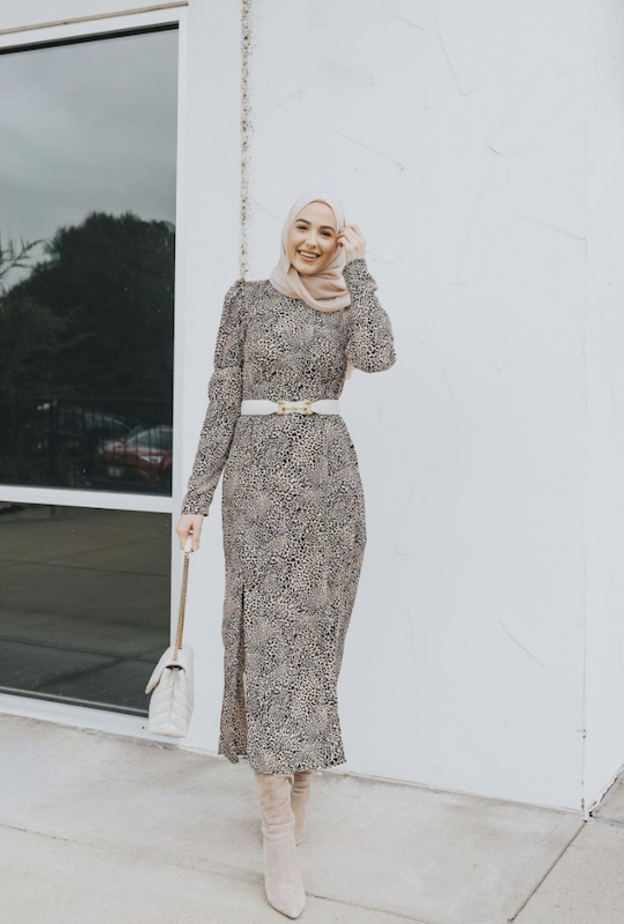  لوك ناعم في فستان خريفي نسقته لينا صنوبر