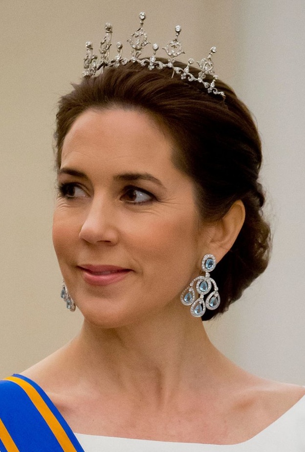 الأميرة ماري ترتدي أقراط Aquamarine Girandole