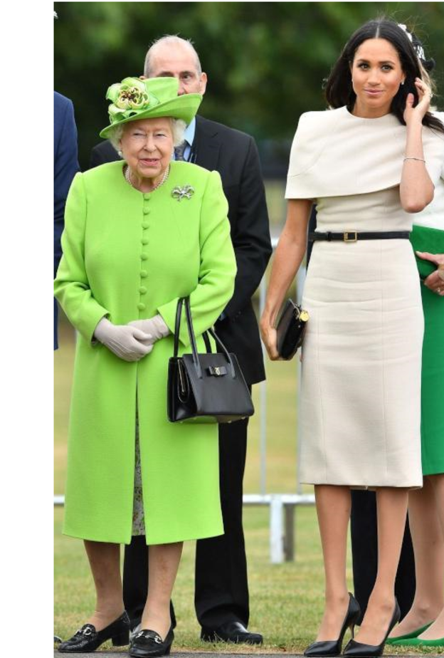 إختارت باللون الأبيض من جيفانشي فيما أطلت الملكة اللون الأخضر