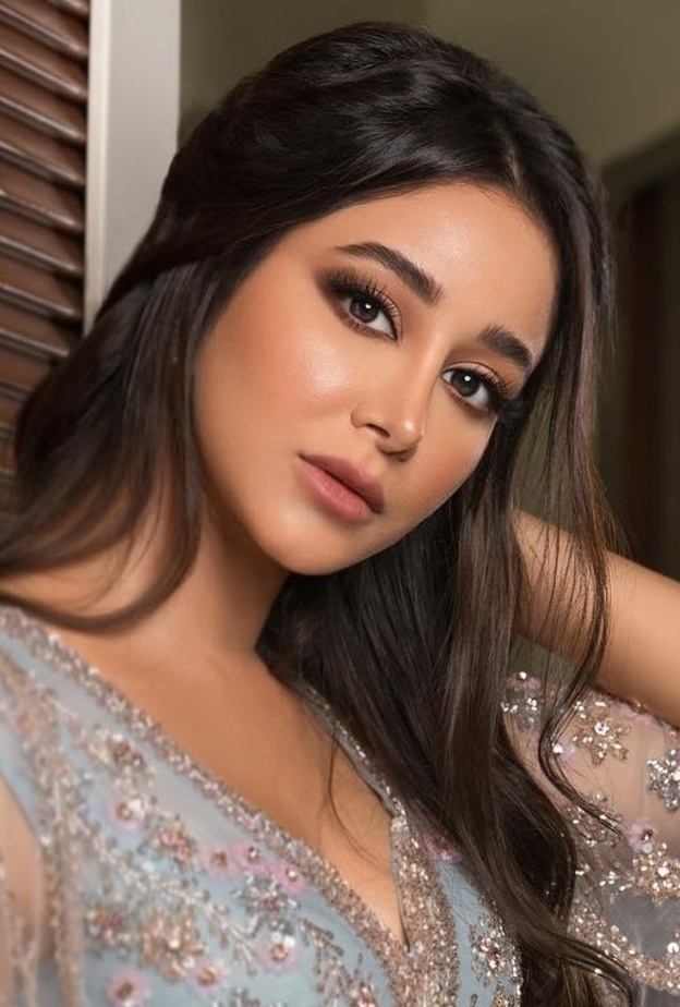 مكياج عصري ناعم يناسب خروجات النهار من وحي اسيل عمران 2021