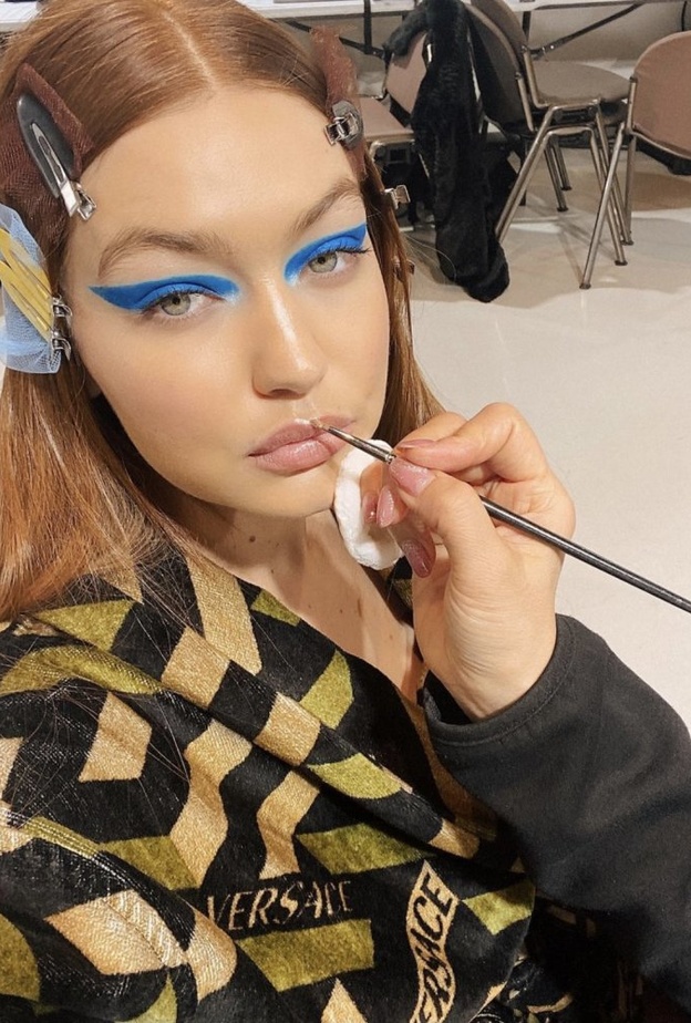 جيجي حديد تعود إلى عالم عروض الأزياء العالمية مع فرزاتشي