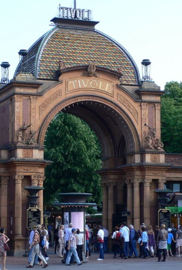 حدائق تيفولي من أجمل مناطق السياحة في كوبنهاجن بواسطة Heather Cowper