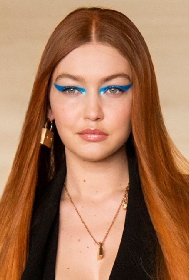 رسمات مكياج 2021 مع الظلال الزرقاء بأسلوب Gigi Hadid من دار Versace