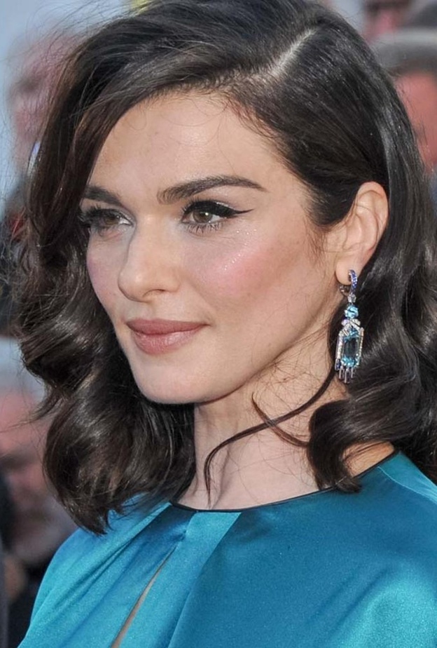  أناقة رايتشل وايز بأقراط من شوميه Chaumet