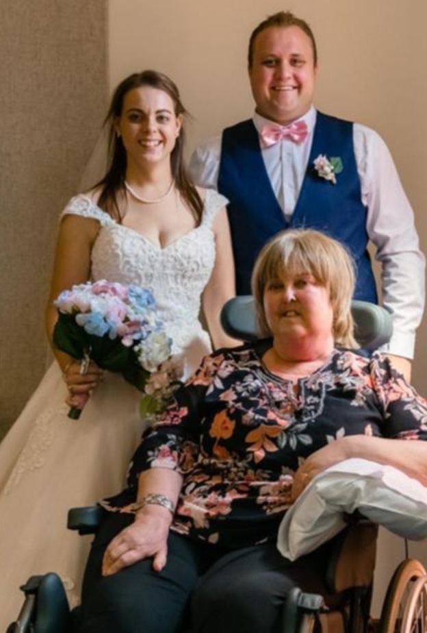 عروس ترتدي فستان الزفاف مرتين للاحتفال مع والدتها المريضة في المستشفى