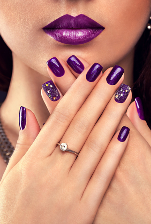 طلاء اظافر مرجاني مميز ليوم المراة العالمي