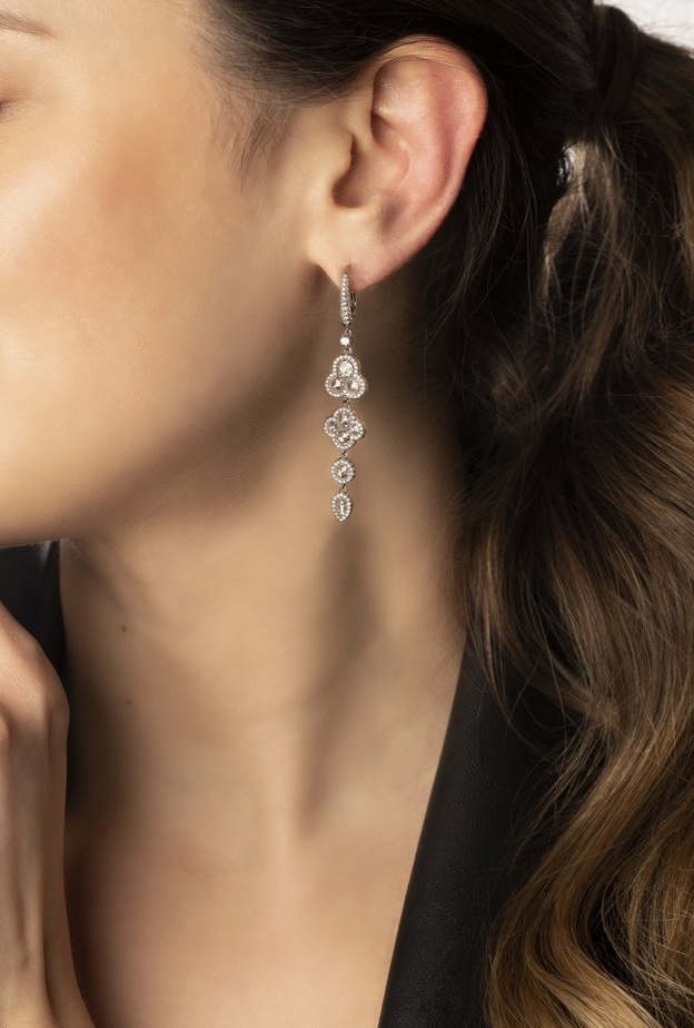 أقراط متدلية صغيرة من David Morris من مجموعة  Rose Cut مع قطع وردية 0.36 قيراط وماسات بيضاء مرصوفة والذهب الأبيض عيار 18 قيراطً (1)