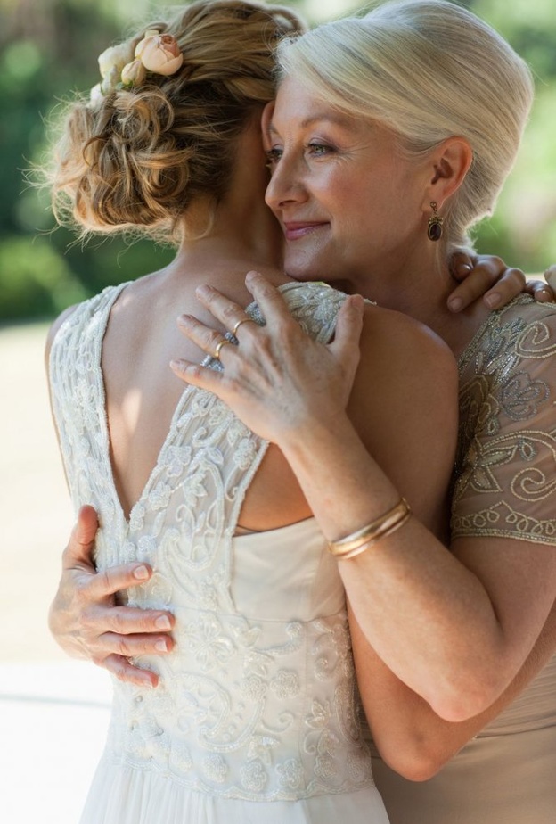  لا تدخلي في منافسة مع حماتك المستقبلية على حب واهتمام زوجك المستقبلي