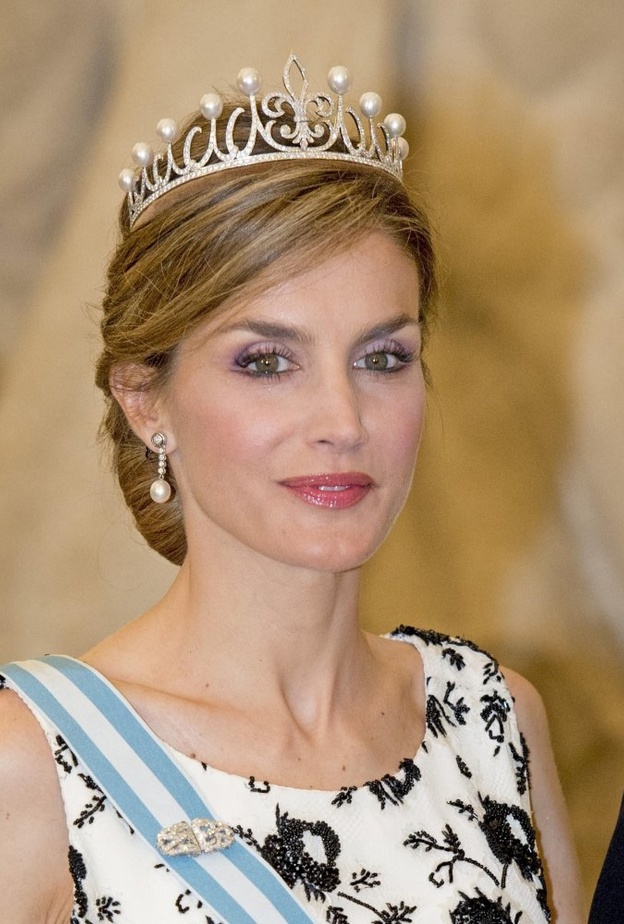 الملكة ليتيزيا تتألق بتاج تاج Pearl Fleur de Lys