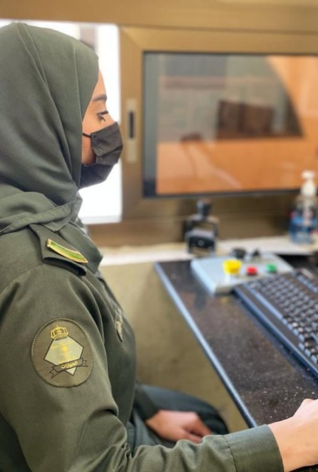 من صور تمكين وتأهيل المرأة للمشاركة في مهام وزارة الداخلية المتعددة