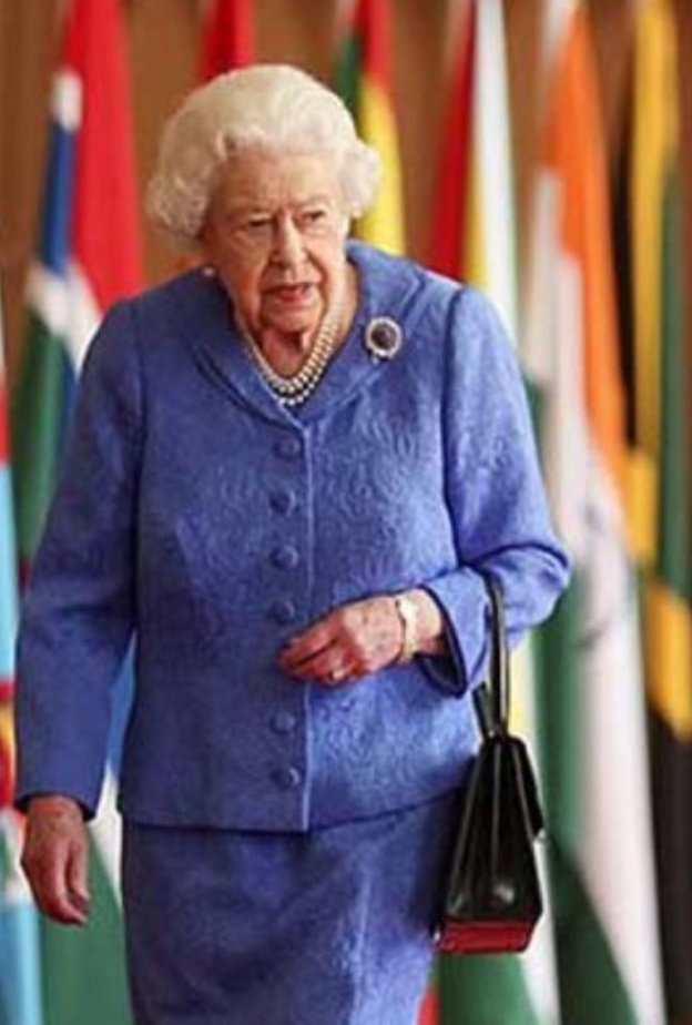 ملكة بريطانيا تشيد بالتقدم التقني الذي ساعد الناس في جائحة كورونا