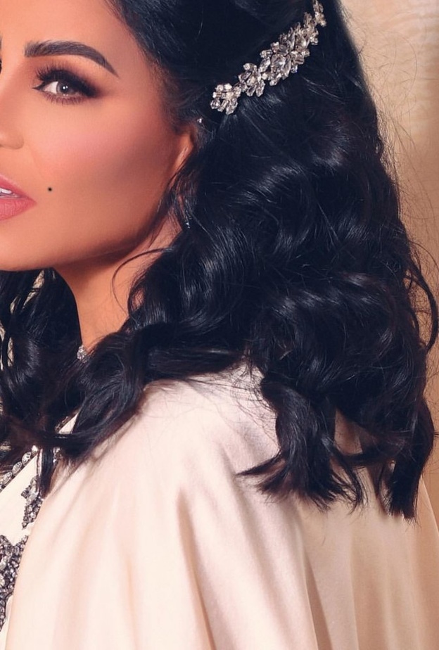  تسريحات شعر للعروس فخمة وراقية مع اكسسوارات كريستالية مستوحاه من احلام