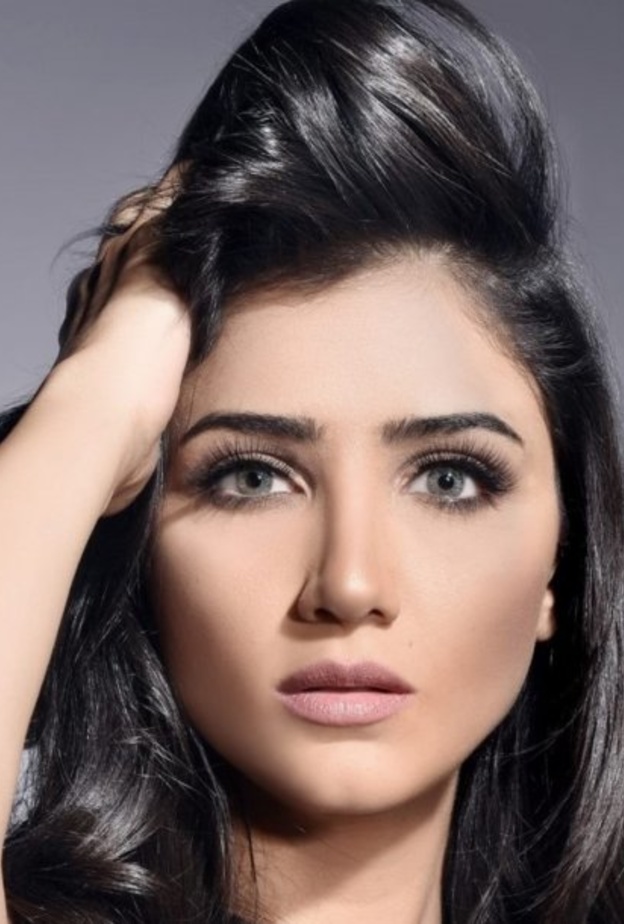  مكياج عصري يناسب فستان باللون الاسود من وحي اطلالات مي عمر