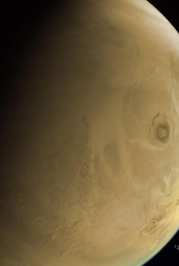 صورة لبركان "أوليمبوس مؤنس" وهو البركان الذي يعد أكبر بركان على كوكب المريخ عبر عدسة مسبار الأمل 