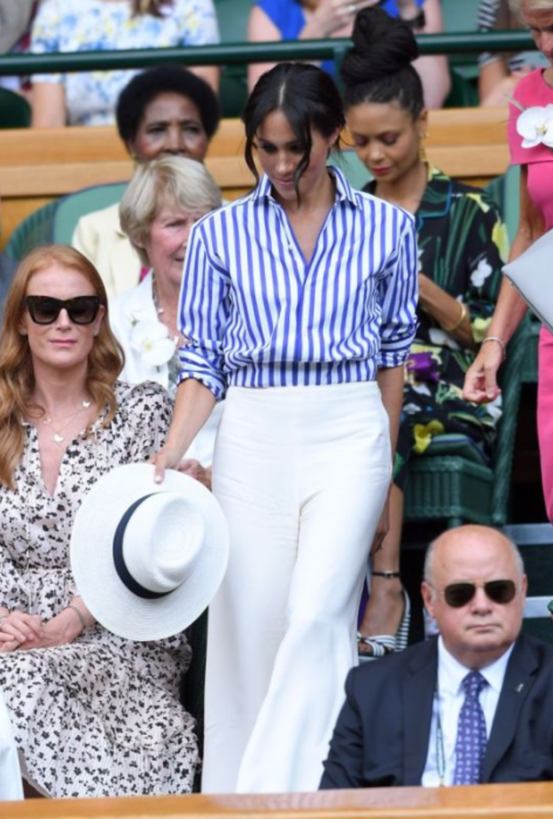 حملت القبعة لانه يُحظر على الضيوف في الجناح الملكي ارتداء القبعات