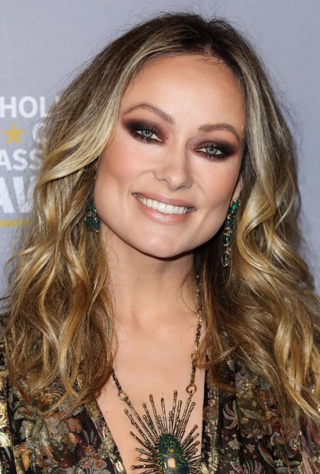  المكياج البني السموكي مع الشعر الويفي المرح