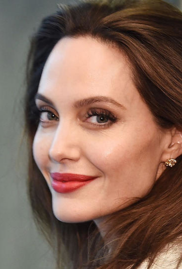 أنجلينا جولي  تحصل على لقب جديد وهو "العرابة"