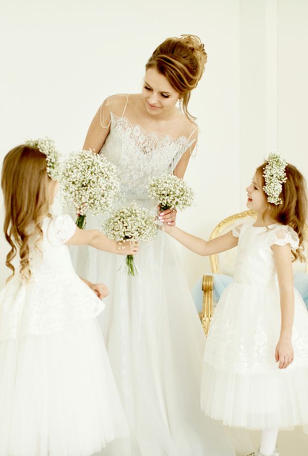 طلبت عروس من مجموعة من وصيفات الشرف في حفل زفافها