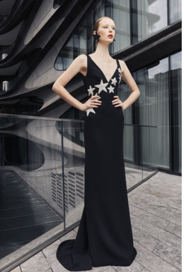 المصمم نعيم خان قدّم فستاناً أسود بقصة ضيقة مع تطريز النجوم الفضية