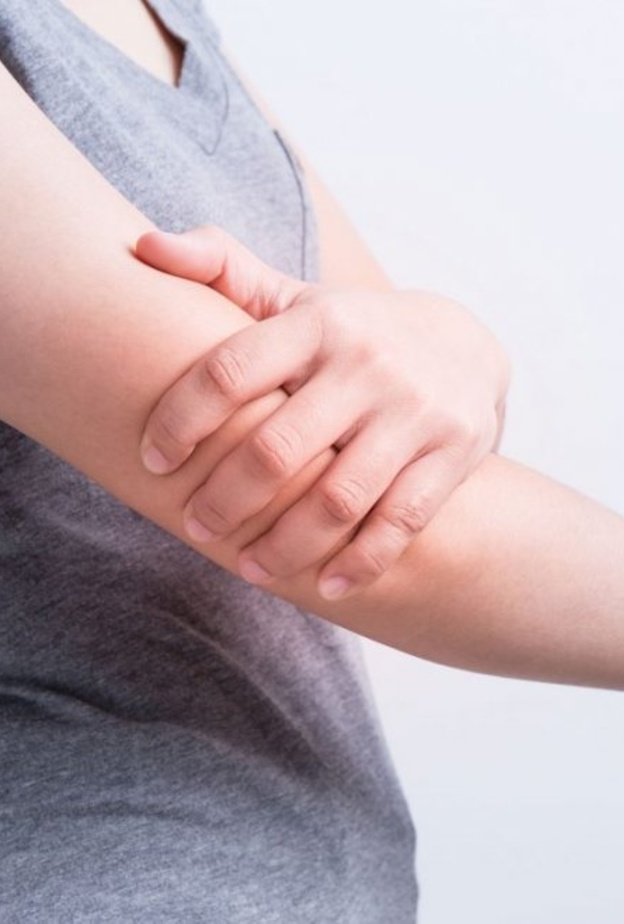 استخدام الوسائد للحفاظ على رفع الذراعين خلال مرحلة التعافي