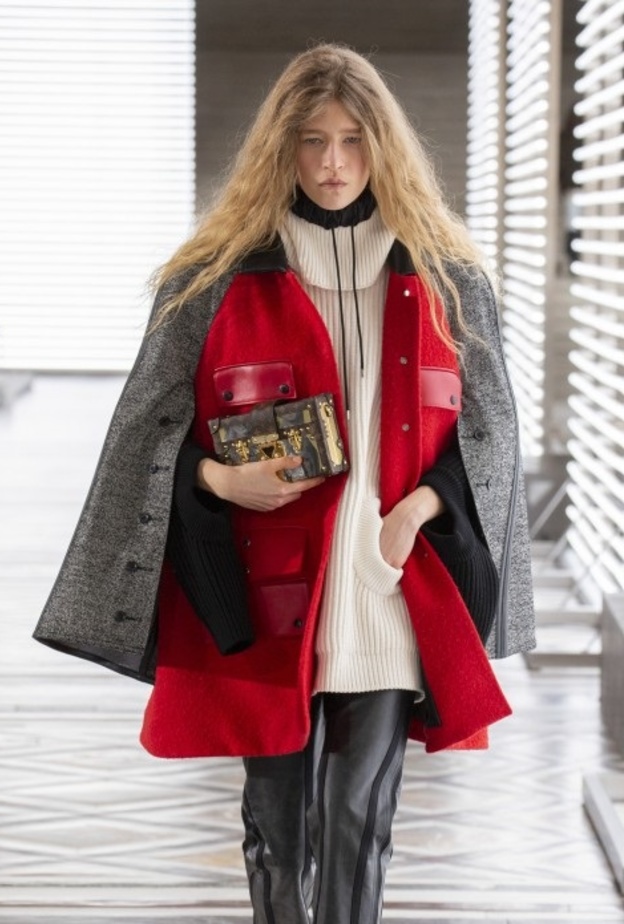 إطلالات عصرية وجريئة في عرض أزياء Louis Vuitton لموسم خريف وشتاء 2021-2022