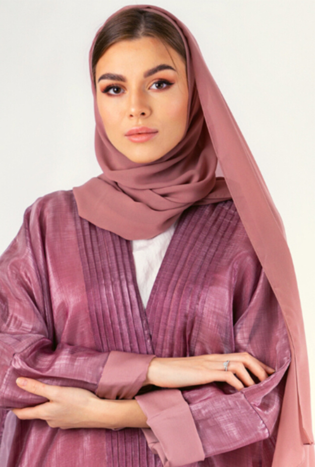 عباية أنيقة بالزهري الشاحب بلمسات هندسية بسيطة من تصميم  CLUÈ