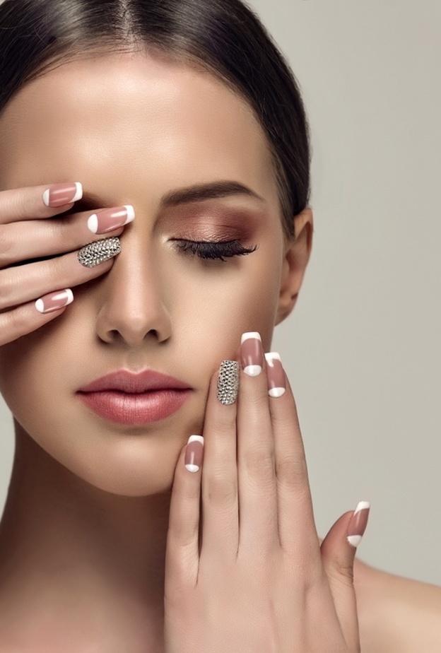 كيفية عمل مناكير فرنسي بالخطوات