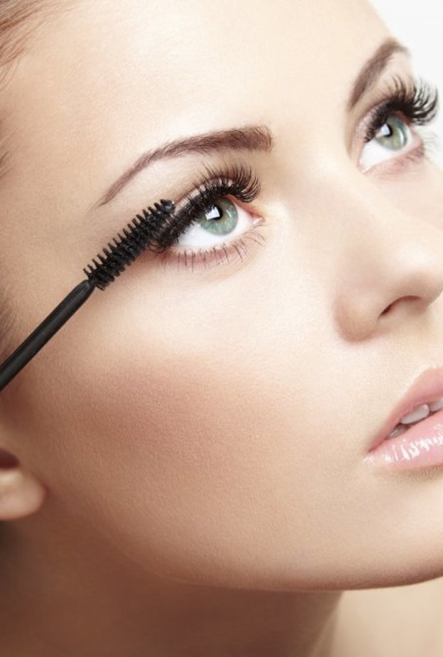 خلطة قشر الليمون بزيت الزيتون تساعد على تطويل الرموش