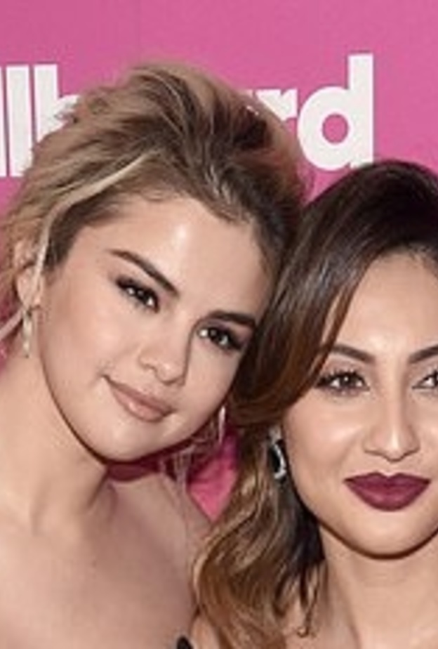 سيلينا جوميز و صديقتها