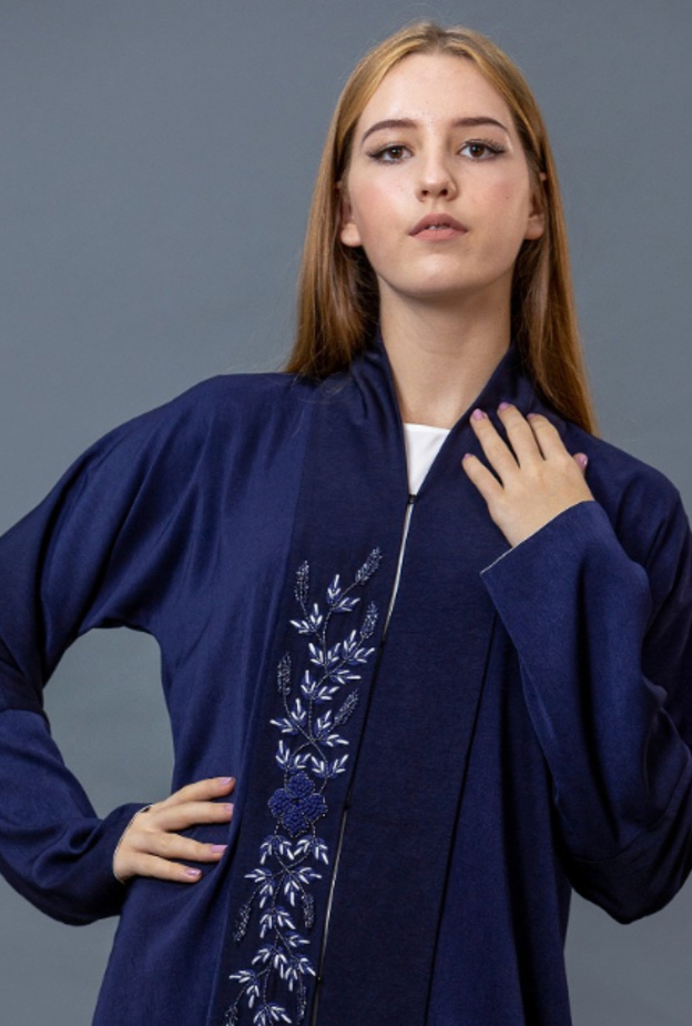 عباية راقية باللون الأزرق النيلي بلمسات البساطة من  AZZALIA