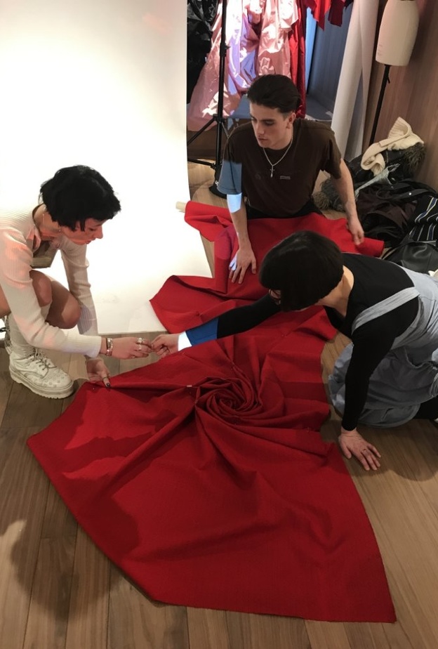 مبادرة تبرعات الأقمشة من Alexander McQueen