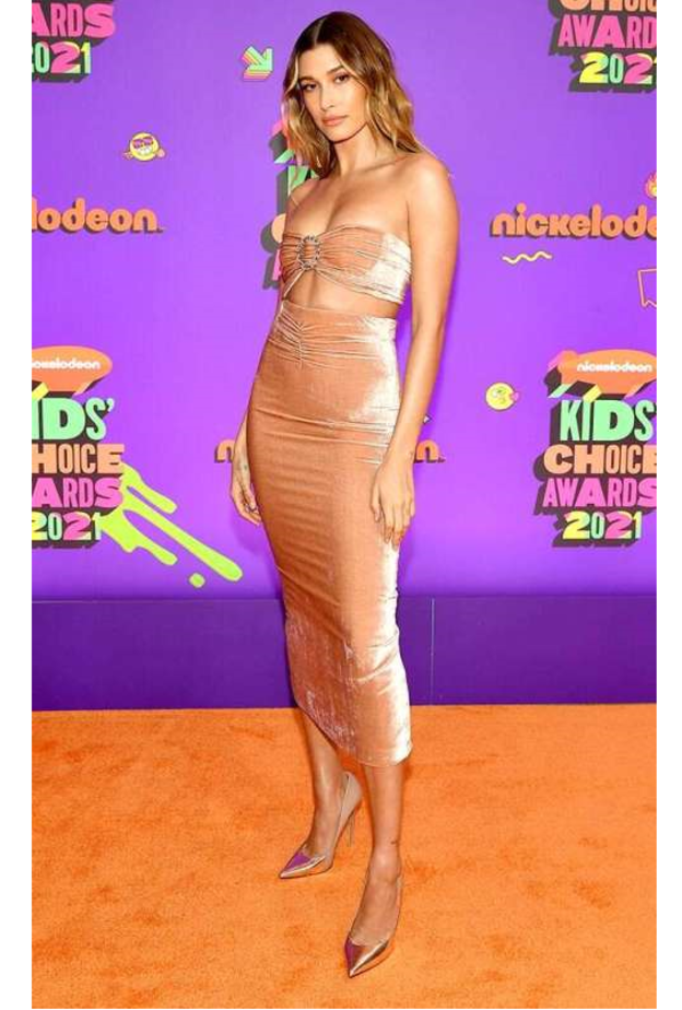 هايلي بيبر خطفت الأنظار بإطلالتها العصرية بالمخمل من مجموعة Alessandra Rich