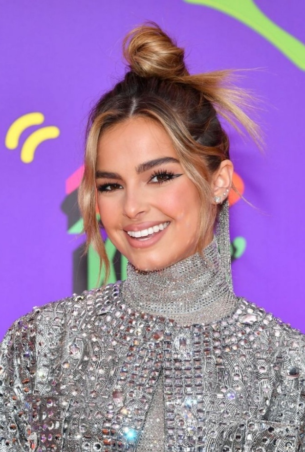 رسمات آيلاينر هندسي وبارز من وحي اطلالات Addison Rae