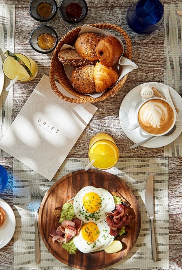 دريفت بيتش دبي يطلق تجربة فطور مميزة في الهواء الطلق