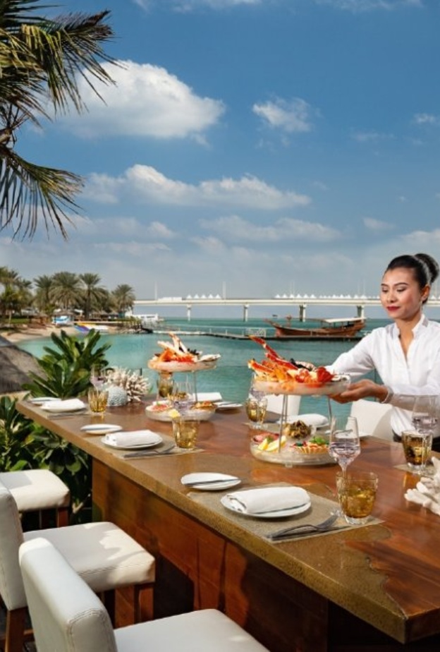 مطاعم الإمارات مطعم Breezes الشاطئي