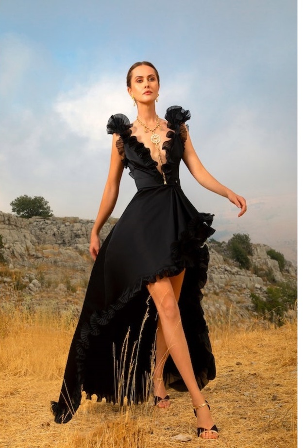  فستان سهرة دانتيل باللون الاسود من Alexander McQueen