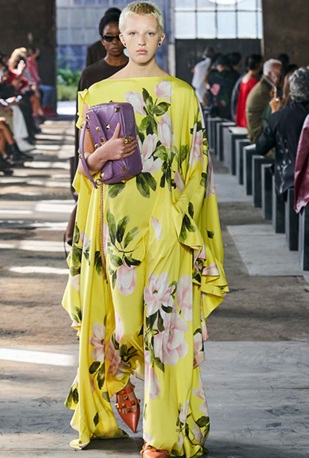 فساتين مطبعة بالورود وواسعة لاخفاء البطن من Valentino