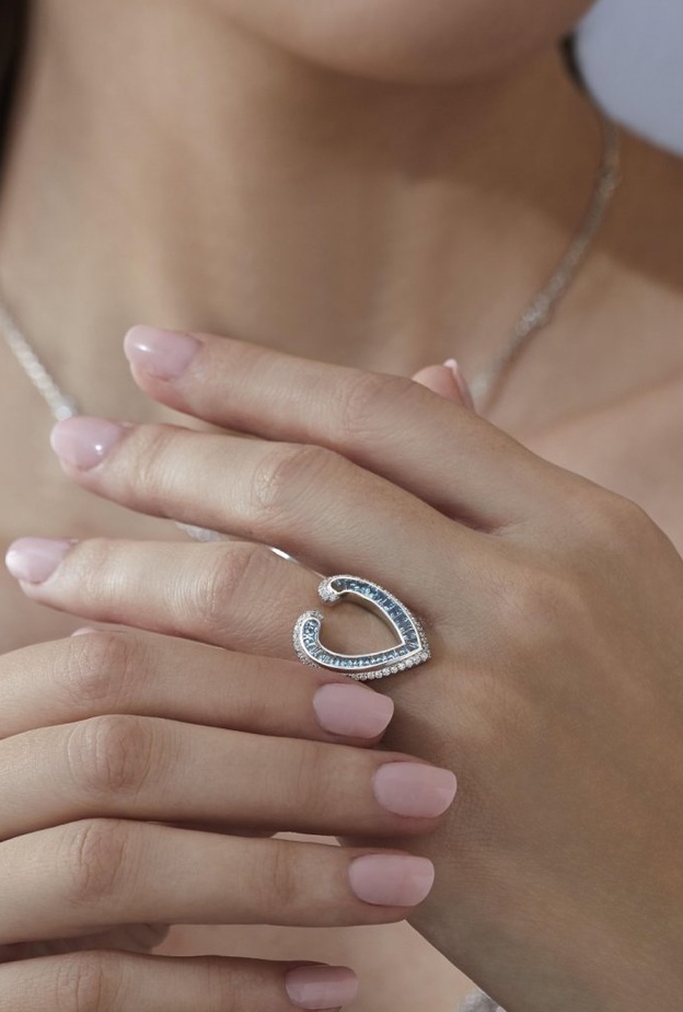 هدية عيد الأم مستوحاة من المجوهرات المرصعة بالأحجار الكريمة