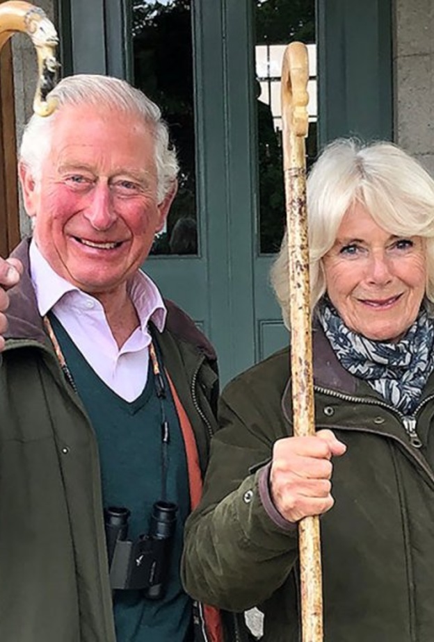 الأمير تشارلز وزوجته ينشران صور عائلية نادرة بمناسبة يوم عيد الأم