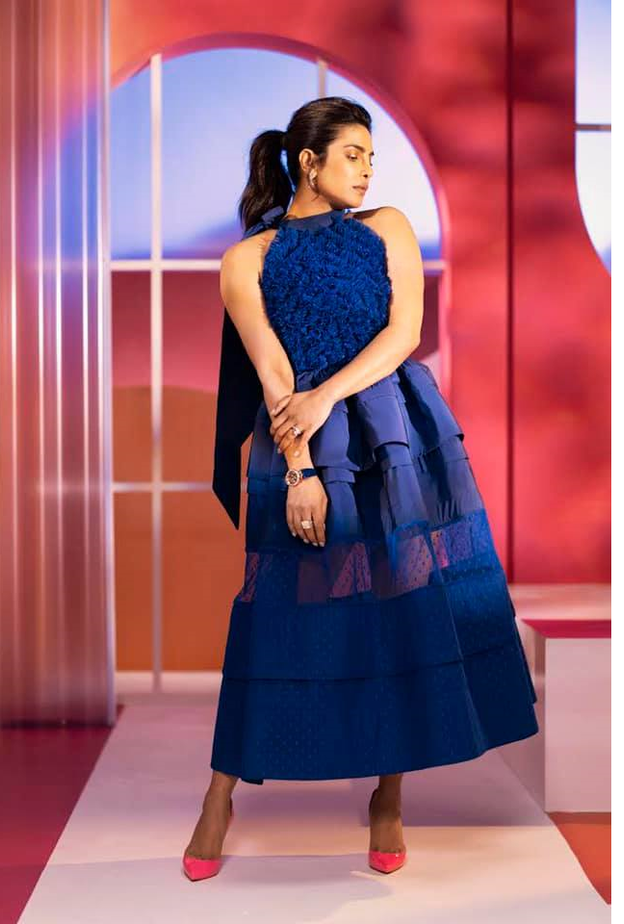 شوبرا تألقت بفستان ميدي من تصميم Greta Constantine تميّز بلونه البنفسجي