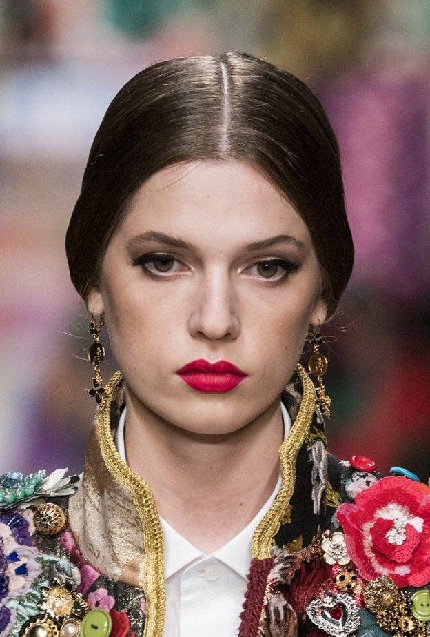 اطلالات مكياج ناعم للسهرات المنزلية من منصات الأزياء لربيع 2021