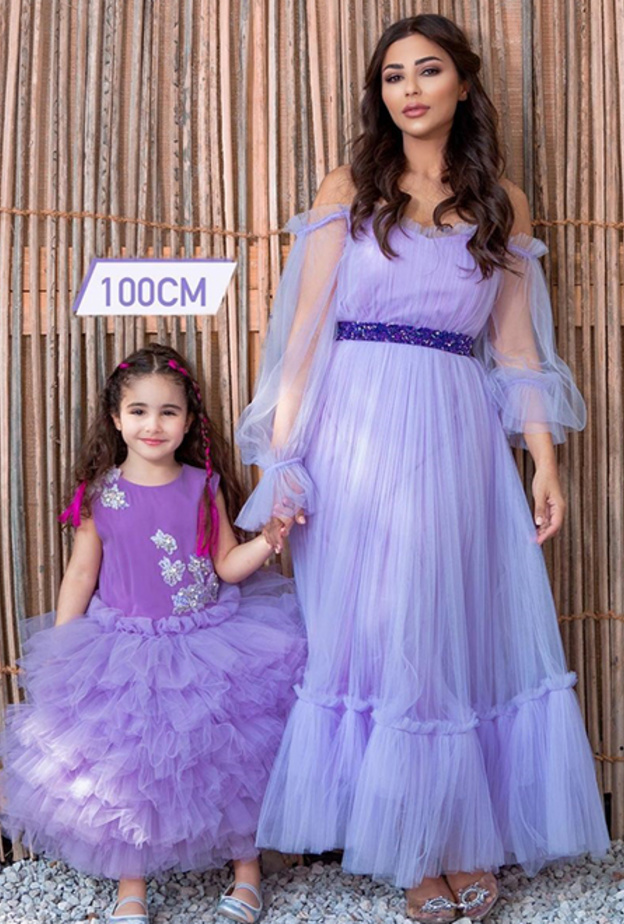 اطلالات مهيرة عبد العزيز برفقة ابنتها بفساتين بنفسجية  بمناسبة عيد الام 2021